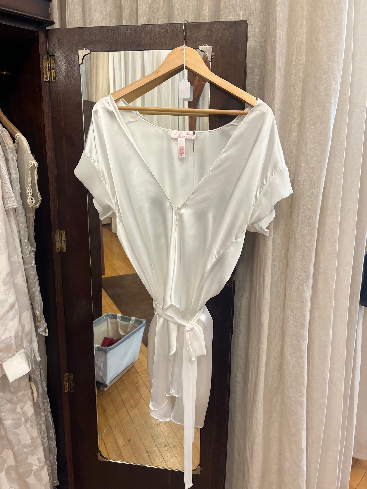 Vintage ivory short sleeve satin mini lingerie robe with single button by Oscar de la Renta (pink label)