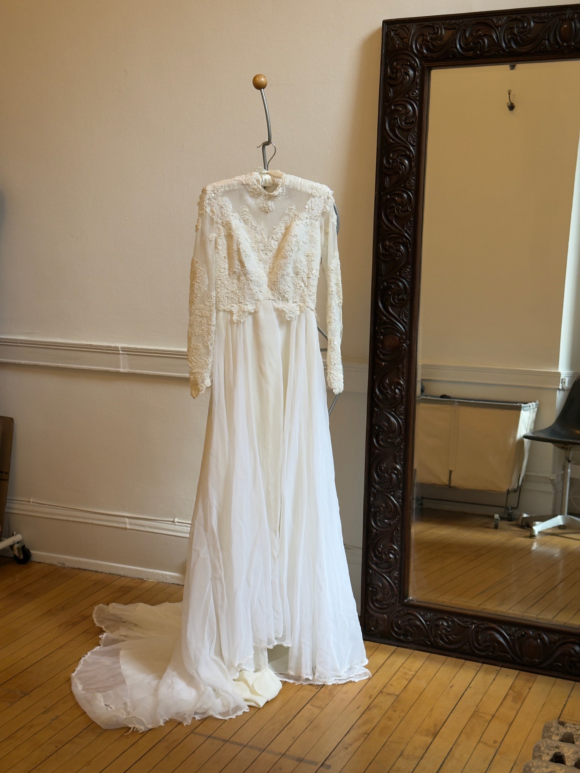 Vintage 80's Long Sleeved Lace Wedding Dress Found by Steph Vintage 80's Long Sleeved Lace Wedding Dress Found by Steph