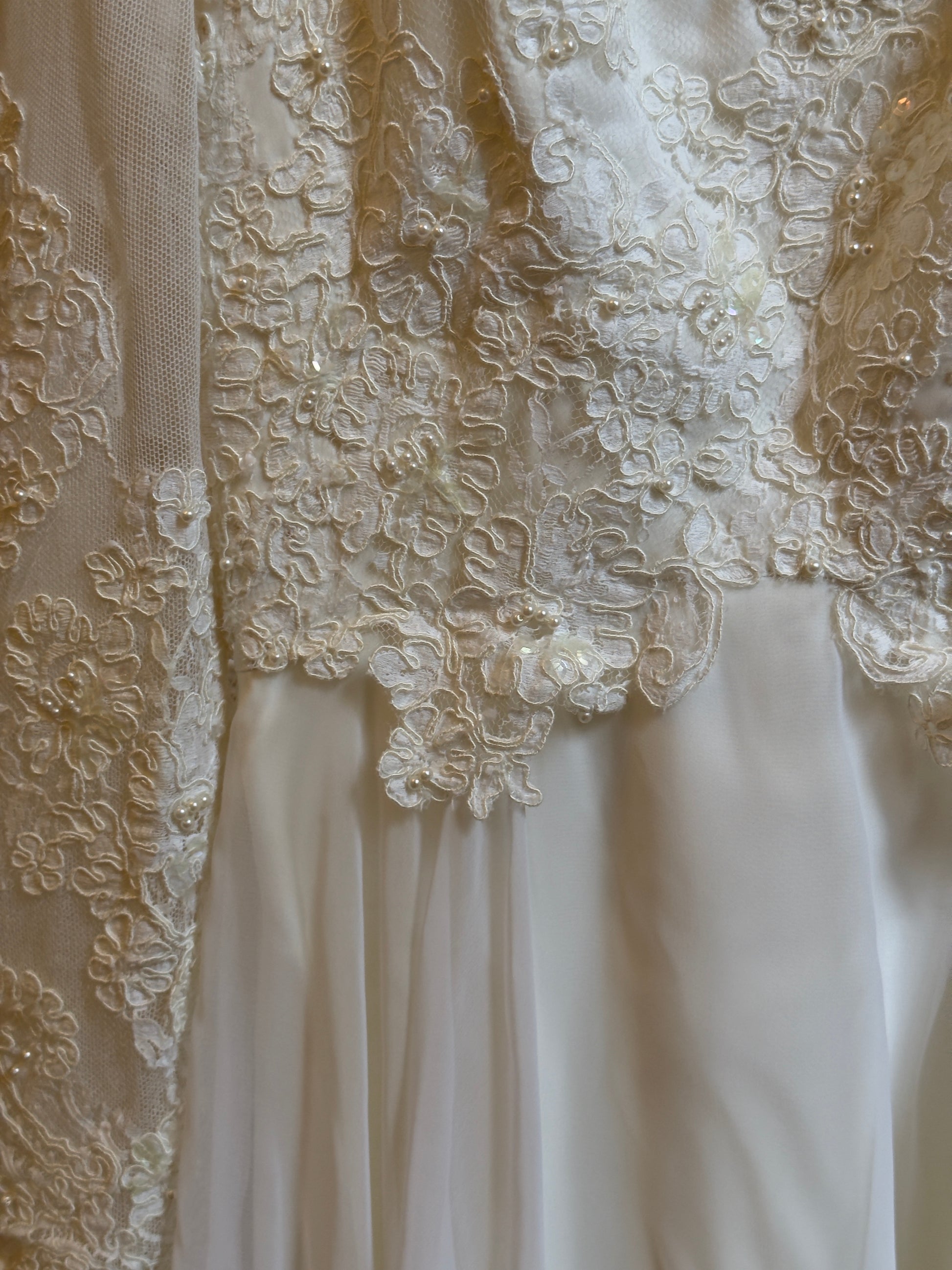 Vintage 80's Long Sleeved Lace Wedding Dress Vintage 80's Long Sleeved Lace Wedding Dress