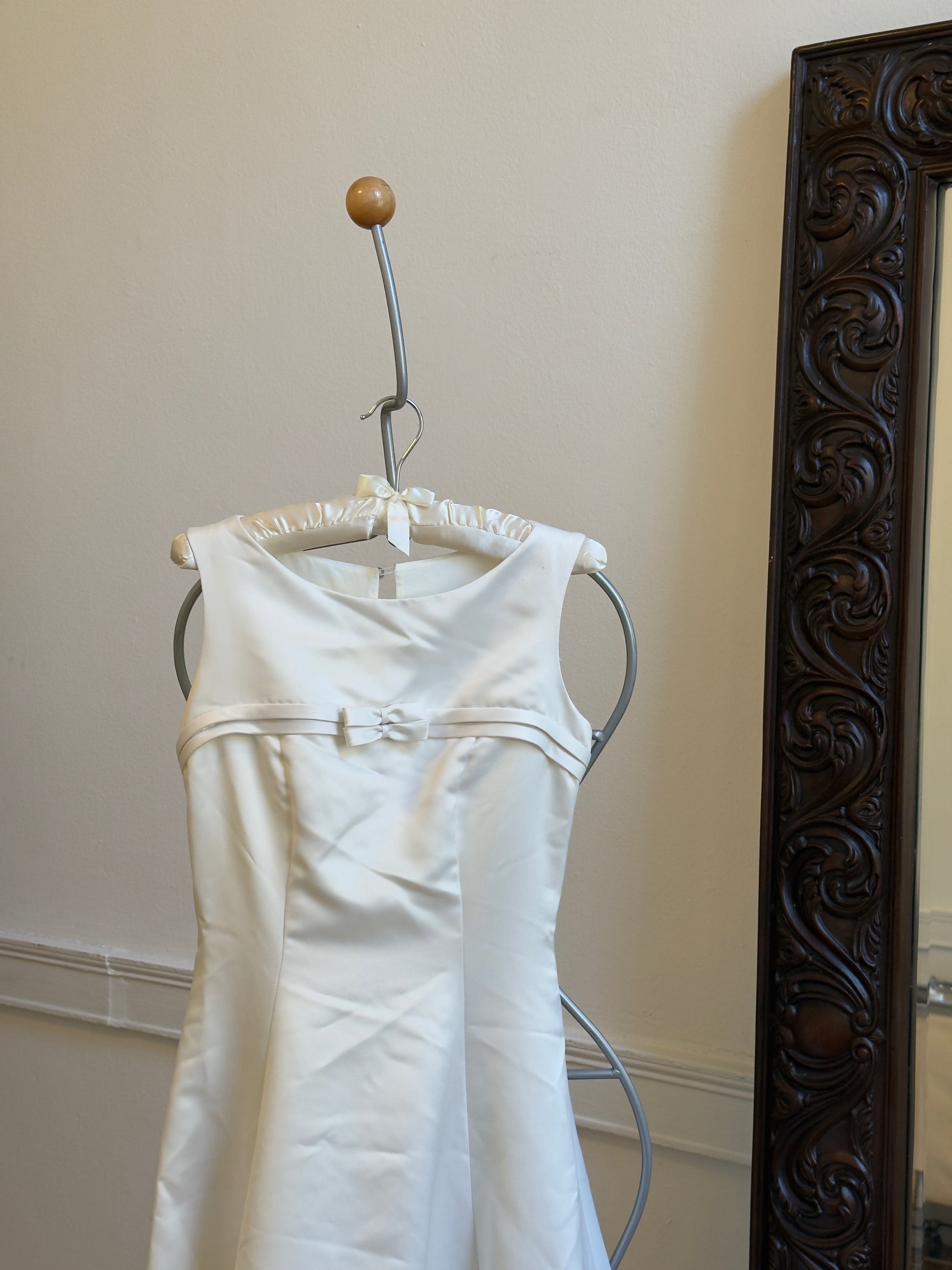 Vintage Y2K Satin Wedding Dress with Bow Details – Found by Steph Vintage Y2K Satin Wedding Dress with Bow Details – Found by Steph