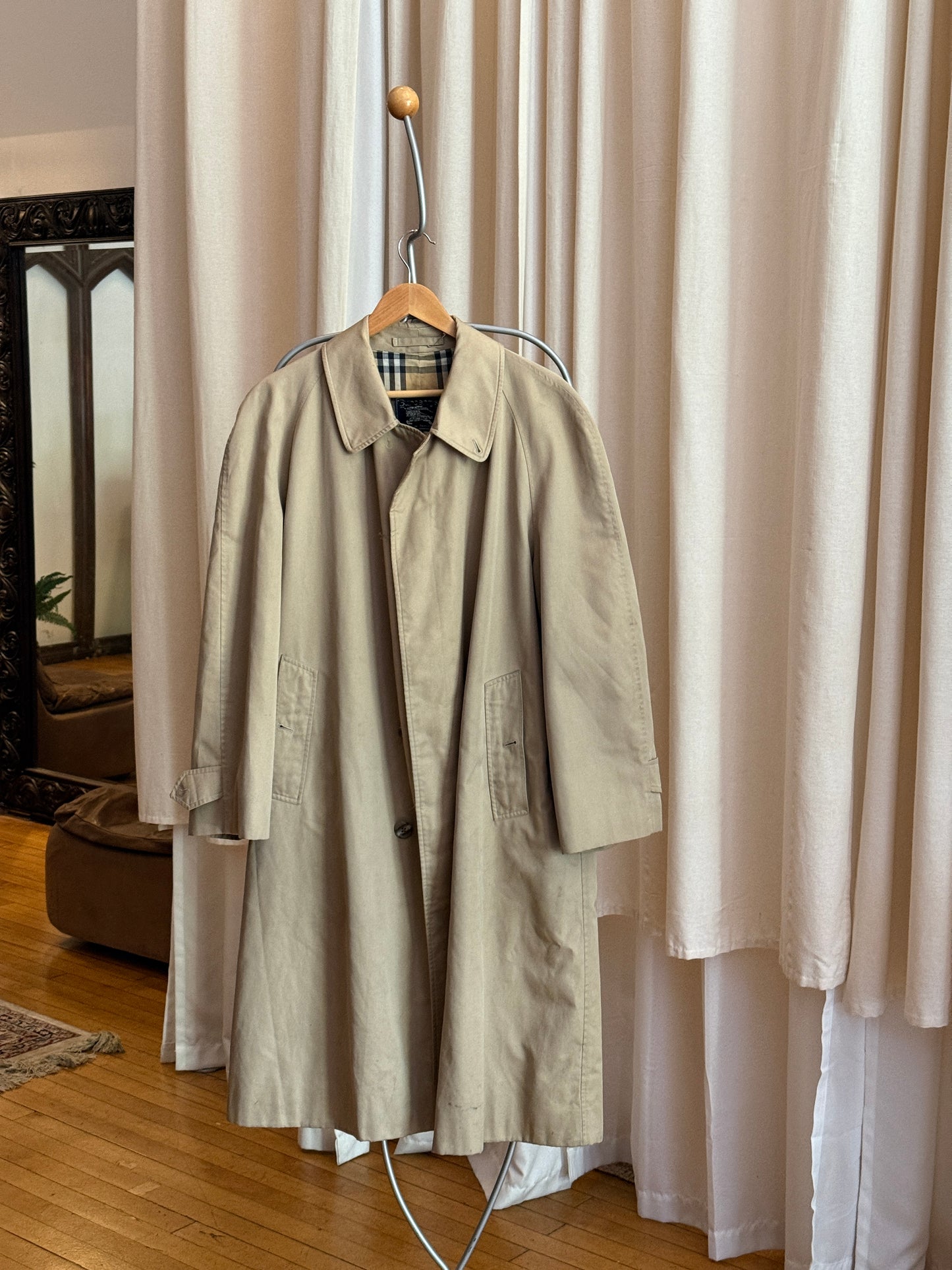 Vintage single breasted Burberry's trench coat with check lining