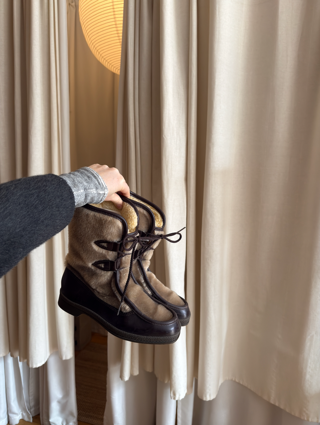 Vintage tan fur/brown lace up snow boots by Snowland (1970s)