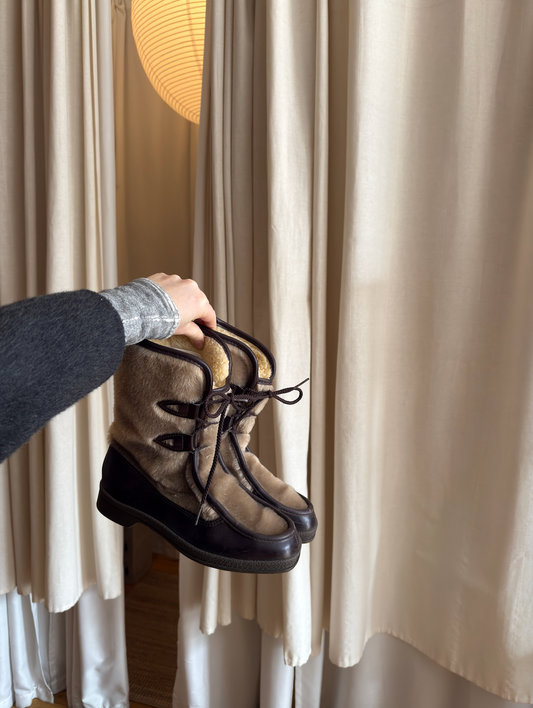 Vintage tan fur/brown lace up snow boots by Snowland (1970s)